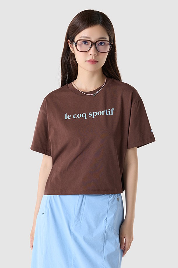 부드러운 면과 폴리에스터 혼방 소재로 제작된 여성용 에슬레저 루즈핏 크롭 반팔 티셔츠입니다. 브라운 컬러에 스포티한 무드를 더하는 로고 패턴과 레터링 디테일이 돋보이며, 봄/여름 시즌에 편안하고 스타일리시하게 착용하기 좋습니다. 라운드넥 디자인과 얇은 두께감으로 활동성을 높였으며, 캐주얼한 일상복으로도 활용하기 좋습니다.
