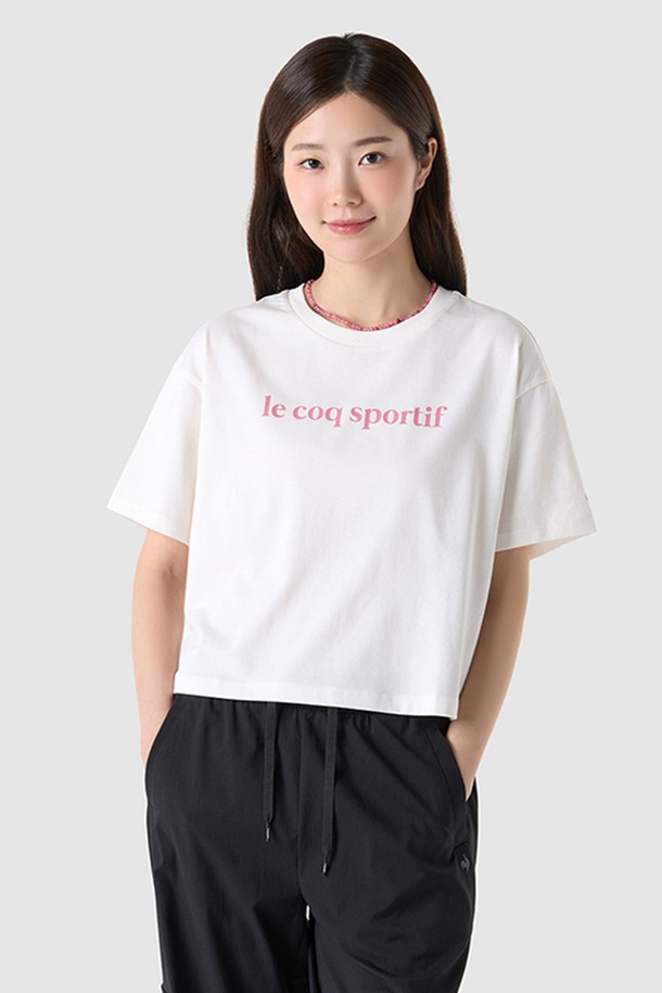 아이보리 컬러의 여성 에슬레저 루즈핏 크롭 반팔 티셔츠입니다. 면과 폴리에스터 혼방 소재로 제작되어 부드러운 촉감과 속건 기능을 갖췄으며, 여름철에도 쾌적하게 착용할 수 있습니다. 스포티하고 캐주얼한 무드의 레터링 디자인과 얇은 두께감, 크롭 기장으로 스타일리시함을 더했습니다.
