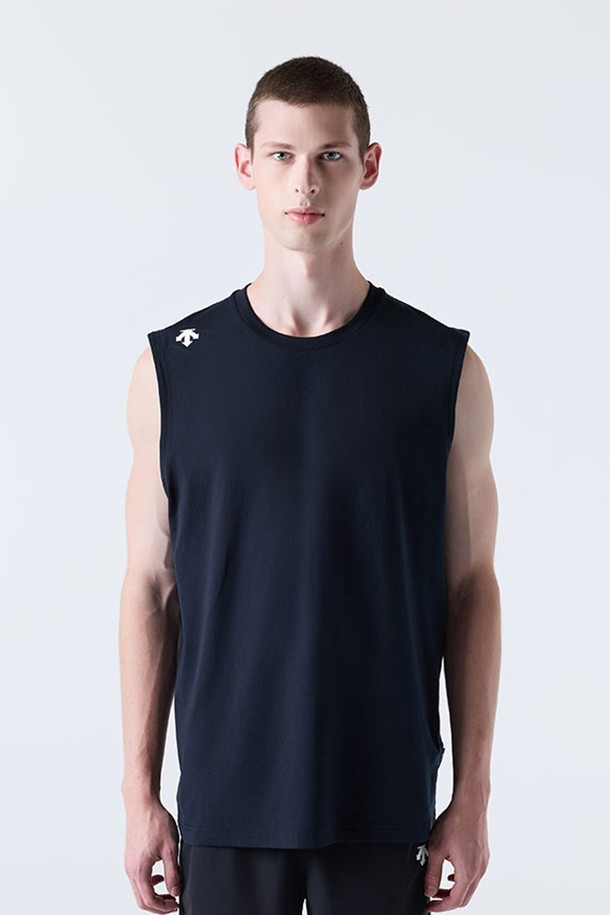 "트레이닝 터프라이트 슬리브리스 블랙(SQ321TST71)"는 남녀공용으로 제작된 여름용 민소매 티셔츠입니다. 블랙과 그레이 두 가지 색상으로 출시되었으며, 레귤러핏에 라운드넥 디자인으로 스포티한 스타일을 연출합니다. 얇고 부드러운 폴리에스터 소재로 제작되어 흡습, 속건, UV차단, 경량, 신축성 등의 뛰어난 기능성을 제공합니다. 특히, Prime Flex 고신축 원사 기술을 적용하여 활동성을 높였으며, 리브 구조 네크라인으로 마감하여 내구성을 더했습니다. 피트니스룩, 러닝룩, 휴가룩 등 다양한 TPO에 활용 가능하며, 미니멀하고 캐주얼한 스타일을 선호하는 분들께 적합합니다.
