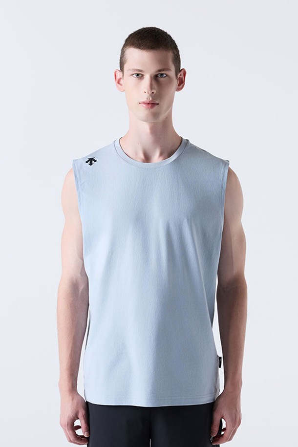 **트레이닝 터프라이트 슬리브리스 그레이(SQ321TST71)는** 남녀공용으로 제작된 스포티한 스타일의 슬리브리스 상의입니다. 부드러운 촉감의 폴리에스터 소재에 흡습, 속건, UV차단, 신축성 기능을 더해 쾌적한 착용감을 제공하며, 라운드넥과 레귤러핏으로 편안하게 활동할 수 있습니다. 경량의 프라임 플렉스 원사를 사용하고 리브드 네크라인 디자인으로, 여름철 트레이닝 및 스포츠 활동에 적합합니다.
