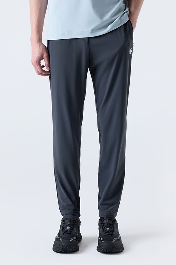 시원한 착용감의 남녀 공용 트레이닝 팬츠입니다. 차콜 그레이 컬러의 슬림핏과 레귤러핏으로, 여름철 스포츠, 피트니스 활동은 물론 일상복으로도 활용 가능합니다. 나일론과 폴리우레탄 혼방 소재로 제작되어 부드러운 촉감과 뛰어난 신축성을 제공하며, 냉감 기능으로 쾌적함을 유지해줍니다. 양쪽 지퍼 포켓과 허리 조절 스트링, 내부 밴드 스트링으로 편의성을 높였습니다.
