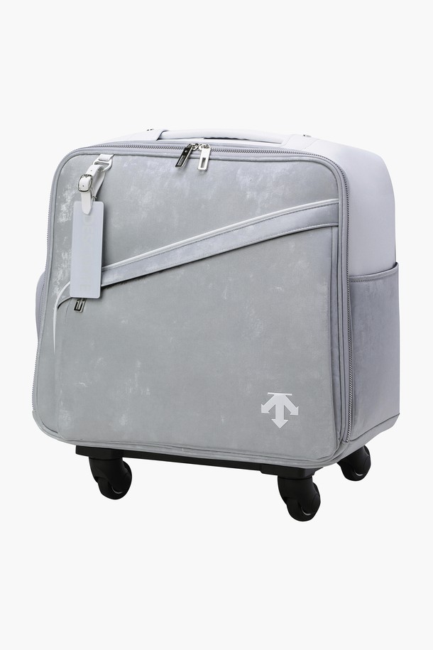 여성 골프 및 여행을 위한 휠 보스턴백(DQ32WFBO71)입니다. 폴리우레탄과 폴리에스터 소재로 제작되어 튼튼하며, 블랙&골드(BLKG)와 실버(SLVG) 색상으로 출시되었습니다. 라지 사이즈로 넉넉한 수납공간을 제공하며, 무지 디자인에 휠 장식으로 포인트를 더했습니다. 4개의 바퀴와 손잡이가 있어 이동이 편리하며, 골프화 전용 분리 포켓과 수납이 용이한 디자인으로 실용성을 높였습니다. 클래식, 미니멀, 스포티한 스타일의 골프룩과 여행룩에 잘 어울립니다.
