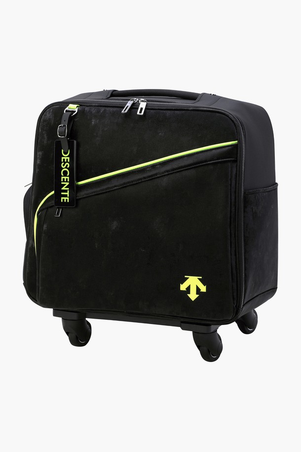 여성 홀인원팩 휠 보스턴백 (DQ32WFBO71)은 골프 및 여행에 적합한 라지 사이즈 가방입니다. 폴리우레탄과 폴리에스터 소재로 제작되어 튼튼하며, 블랙&골드 (BLKG)와 실버 (SLVG) 두 가지 컬러로 제공됩니다. 4개의 바퀴가 장착되어 이동이 편리하며, 골프화 전용 분리 포켓과 손잡이가 있어 실용성을 높였습니다. 무지 패턴의 사각 디자인에, 클래식과 미니멀 스타일을 선호하는 여성에게 적합합니다. 지퍼형 잠금 방식으로 내용물을 안전하게 보관할 수 있는 다용도 보스턴백입니다.
