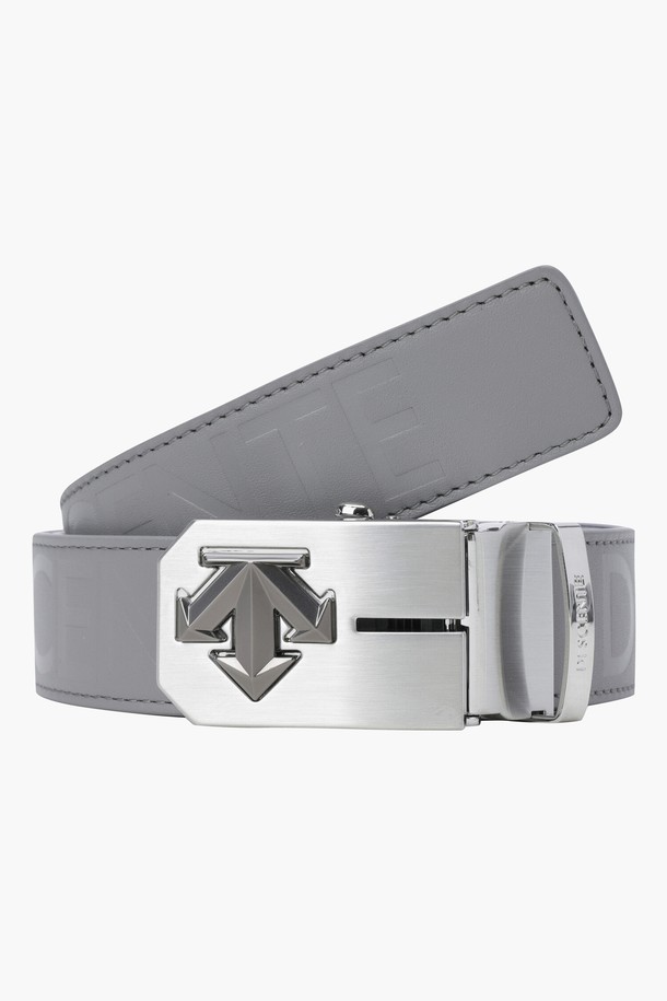 남성 골프룩에 어울리는 '남성 볼마커 반자동 벨트 (DQ32MFBT72)'입니다. 클래식하고 미니멀한 디자인으로, BLKG, GRYG 두 가지 색상으로 제공됩니다. 벨트 폭은 3.5cm, 총 길이는 110cm이며, 버클 여밈 방식으로 제작되었습니다. 반자동 볼마커 세트가 포함되어 있어 편리하며, 볼마커는 단독으로 휴대할 수 있습니다. 추가 볼마커는 별도로 구매 가능합니다.
