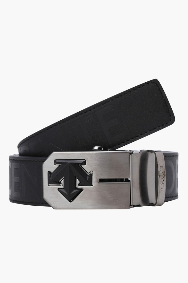 남성 골프룩을 위한 클래식 & 미니멀 스타일의 볼마커 반자동 벨트입니다. BLKG(블랙그레이), GRYG(그레이) 두 가지 색상으로 제공되며, 폭 3.5cm, 총길이 110cm입니다. 반자동 버클 방식으로 편안하게 착용 가능하며, 볼마커를 탈부착할 수 있어 실용적입니다. 벨트 1개로 구성되어 있으며, 추가 볼마커는 별도 구매하여 사용할 수 있습니다. 볼마커를 단독으로 휴대하고 사용할 수도 있습니다.
