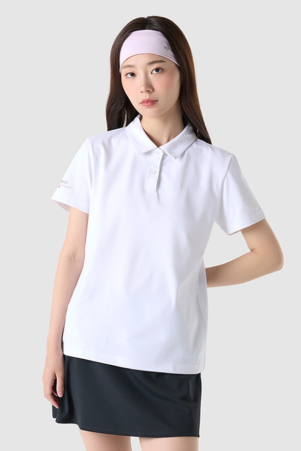 유니 라이트벤쳐 레귤러핏 폴로 티셔츠는 듀얼플렉스 소재와 소로나 자가드 피케 소재를 사용하여 뛰어난 신축성과 통기성을 제공하며, 시원한 착용감을 위한 냉감 및 속건 기능을 갖춘 남녀 공용 반소매 폴로 티셔츠입니다. 스포티한 스타일의 레귤러핏 디자인으로, 여름철 데일리웨어 및 스포츠웨어로 활용하기 좋으며, 화이트 및 민트 두 가지 컬러 옵션으로 출시되었습니다. 3M 전사 로고와 PCM 프린트 디테일이 더해져 디자인의 완성도를 높였습니다.
