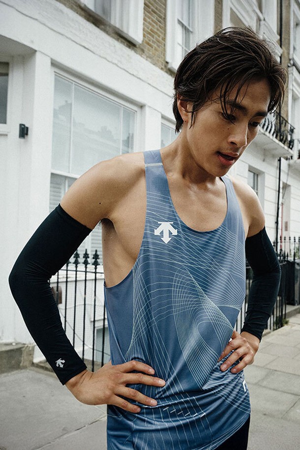 [홍태준 착용] 러닝 델타프로 싱글렛 퍼플(SQ323RST77)은 남녀 모두 착용 가능한 여름용 러닝 싱글렛입니다. 얇고 부드러운 폴리에스터, 폴리우레탄 혼방 소재로 제작되어 가볍고 시원한 착용감을 선사하며, 통기, 흡습, 냉감 기능으로 쾌적함을 유지합니다. 슬림핏 라운드넥 디자인에 퍼플, 버건디 컬러를 사용하고, 3D 벤틸레이션 원단과 등판 초경량 벤틸레이션 소재, 레이싱핏, 어깨 심실링 처리로 활동성을 높였습니다. 러닝, 스포츠 활동은 물론 일상에서도 스포티한 스타일을 연출할 수 있습니다.
