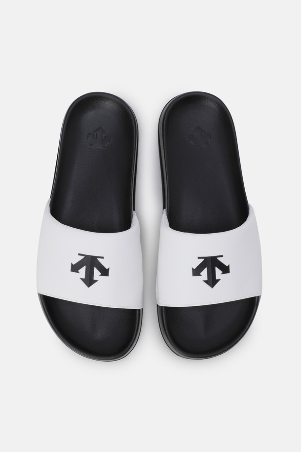 아이싱 나스 슬라이드 블랙 화이트(SQ323LSD72)는 여름철 편안함과 스타일을 동시에 잡을 수 있는 남성용 슬라이드입니다. 블랙과 화이트 컬러 조합의 미니멀한 디자인이 돋보이며, 스포츠 활동은 물론 휴가, 리조트, 바캉스룩과 같은 TPO에도 잘 어울립니다. 3.5cm 굽 높이의 플랫 타입으로 제작되어 안정적인 착화감을 제공하며, 폭신한 풋베드와 가벼운 착화감이 특징입니다. 합성가죽, 폴리에스터, 폴리우레탄, 파일론 등 튼튼한 소재를 사용하여 제작되었으며, 안감은 폴리에스터 소재를 사용했습니다. 발등 부분에는 로고 패턴이 적용되어 포인트를 더했습니다.
