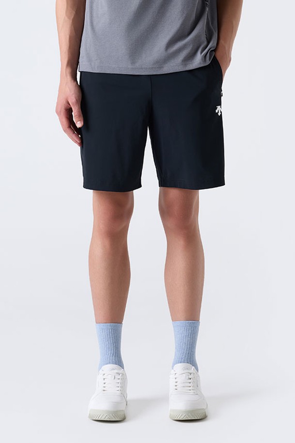 남녀 공용으로 활용 가능한 "트레이닝 쿨링 트리코트 쇼츠"입니다. 시원한 착용감을 선사하는 여름용 쇼츠로, 운동 시는 물론 일상에서도 편안하게 착용할 수 있습니다. 흡습, 냉감, 신축성이 뛰어난 나일론과 폴리우레탄 혼방 소재로 제작되었으며, 레귤러 핏으로 활동성을 높였습니다. 블랙, 차콜, 그레이 세 가지 색상으로 출시되었으며, 남성용은 9인치, 여성용은 5인치 기장으로 제공됩니다. 허리 스트링 조절과 지퍼 포켓 디테일로 실용성을 더했습니다.
