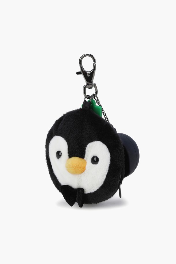 골프 라운딩 필수품을 한 번에, 공용 라운딩 키트입니다. 그린 색상으로, 미니멀하고 스포티한 골프룩에 잘 어울립니다. 폴리에스터와 실리콘 소재로 제작되어 내구성이 뛰어나며, 키링 타입 디자인으로 연결 고리에 쉽게 부착할 수 있습니다. 볼타올, 볼케이스, 티홀더 3가지 필수 아이템을 모두 수납 가능하며, 컴팩트한 스몰 사이즈의 사각 디자인으로 실용적입니다. 사이즈 조절 및 접이식 기능으로 편리하게 사용하세요.
