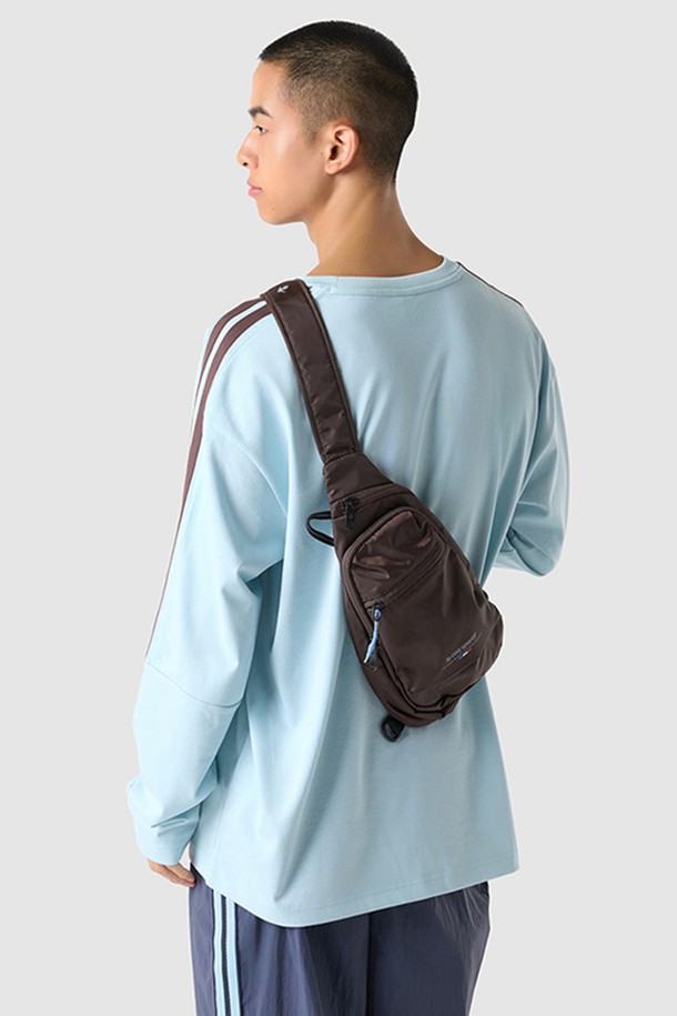 누보 스포츠 슬링백 - 브라운(QQ323ABG71)은 여성 고객을 위한 미디엄 사이즈의 슬림한 슬링백입니다. 폴리에스터 소재에 무지 디자인으로 제작되었으며, 브라운, 블랙 두 가지 색상으로 제공됩니다. 경량 소재와 에어매쉬 디자인 장식, 어깨 패드, 다양한 내/외부 포켓, 분리 수납 기능, 가벼운 착용감, 쾌적한 착용감으로 일상생활에서 편리하게 사용할 수 있습니다. 지퍼형 잠금 방식으로 소지품을 안전하게 보관할 수 있습니다.
