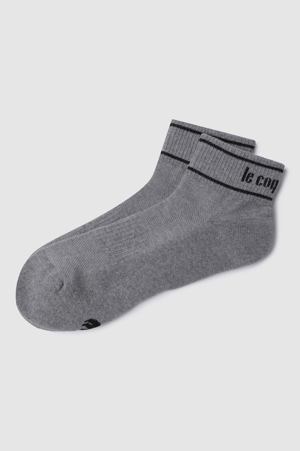 **쿠션 로우삭스 - 그레이(QQ323ASC75)**는 면, 폴리에스터, 나일론, 폴리우레탄 혼방 소재로 제작되어 부드러운 촉감과 편안한 착용감을 제공합니다. 로고 패턴이 적용된 로우삭스로, 발바닥 파일이 있어 쿠션감과 땀 흡수 효과를 더했습니다. 일상 및 운동 시 모두 활용 가능하며, 그레이, 블랙, 트리플 색상으로 만나볼 수 있습니다.
