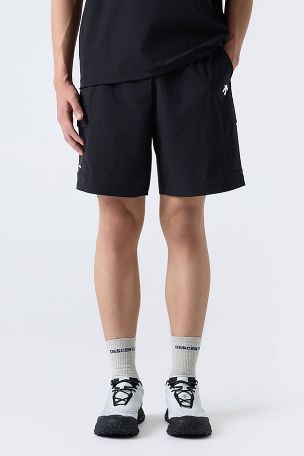 트레이닝 카고 포켓 쇼츠 블랙(SQ321THP71)는 남녀 공용으로 제작된 여름용 숏 기장의 트레이닝 쇼츠입니다. 나일론과 폴리우레탄 혼방 소재로 제작되어 부드러운 촉감과 신축성을 제공하며, 레귤러핏으로 편안하게 착용 가능합니다. 카고 포켓, 사이드 포켓 디자인과 내부 드로우스트링으로 실용성을 더한 스포티, 캐주얼, 미니멀 스타일의 쇼츠로, 피트니스룩, 휴가룩, 여름 바캉스룩에 적합합니다.
