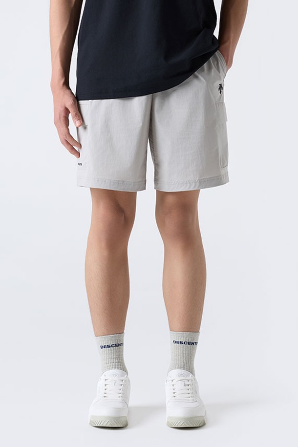 베이지 컬러의 트레이닝 카고 포켓 쇼츠는 남녀 공용으로, 여름철 스포티하고 캐주얼한 스타일을 연출하기 좋습니다. 얇고 부드러운 나일론, 폴리우레탄 혼방 소재로 제작되어 뛰어난 스트레치성과 편안한 착용감을 제공하며, 허리 밴딩과 스트링으로 간편하게 조절 가능합니다. 9부 기장의 레귤러핏으로 다양한 상의와 매치하여 피트니스룩, 휴가룩, 여행룩 등 폭넓게 활용할 수 있습니다.
