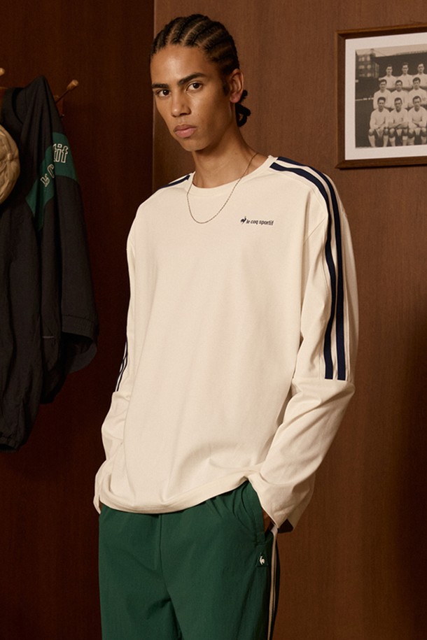 유니 선데이 루즈 긴팔 티셔츠 - 아이보리(QQ323LRL82)는 남녀 공용으로 착용 가능한 베이직 캐주얼 스타일의 긴팔 티셔츠입니다. 면과 폴리에스터 혼방 소재로 제작되어 속건 및 형태 안정 기능성을 갖췄으며, 고중량의 부드러운 촉감을 제공합니다. 라운드넥에 루즈핏 디자인으로, 봄, 가을 시즌 일상복으로 활용하기 좋습니다.
