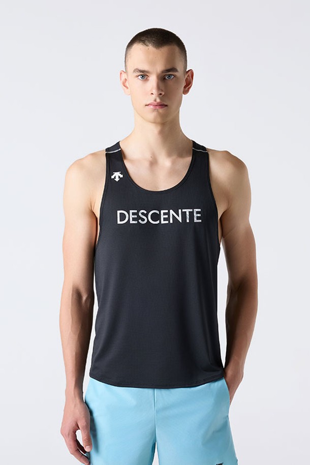 러닝 어쎈틱 싱글렛 블랙(SQ321RST71)은 남녀공용으로 제작되었으며, 여름철 러닝 및 스포츠 활동에 적합한 슬림핏 민소매 상의입니다. 부드러운 촉감의 폴리에스터와 폴리우레탄 혼방 소재로 제작되어 흡습, 통기 기능이 뛰어나며, 어깨 마찰 방지 디자인과 3M 반사 그래픽으로 야간 시인성을 높였습니다. 신체 실루엣을 살린 디자인으로 스포티한 스타일을 연출하며, 라운드넥과 로고 패턴이 특징입니다.
