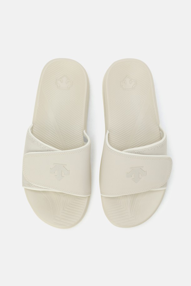 템퍼 슬라이드 베이지(SQ323LSD73)는 남성용 슬라이드 샌들로, 일상생활에서 편안하게 착용할 수 있습니다. 베이지와 블랙 두 가지 색상으로 출시되었으며, 합성가죽, 폴리에스터, 폴리우레탄, 파일론 등 다양한 소재를 사용하여 제작되었습니다. 3cm 굽에 플랫 디자인으로 편안함을 더하고, 벨크로 테이프로 발 모양에 맞춰 조절이 가능하며, 쿠션감이 우수하여 경량(154g)으로 제작되었습니다.
