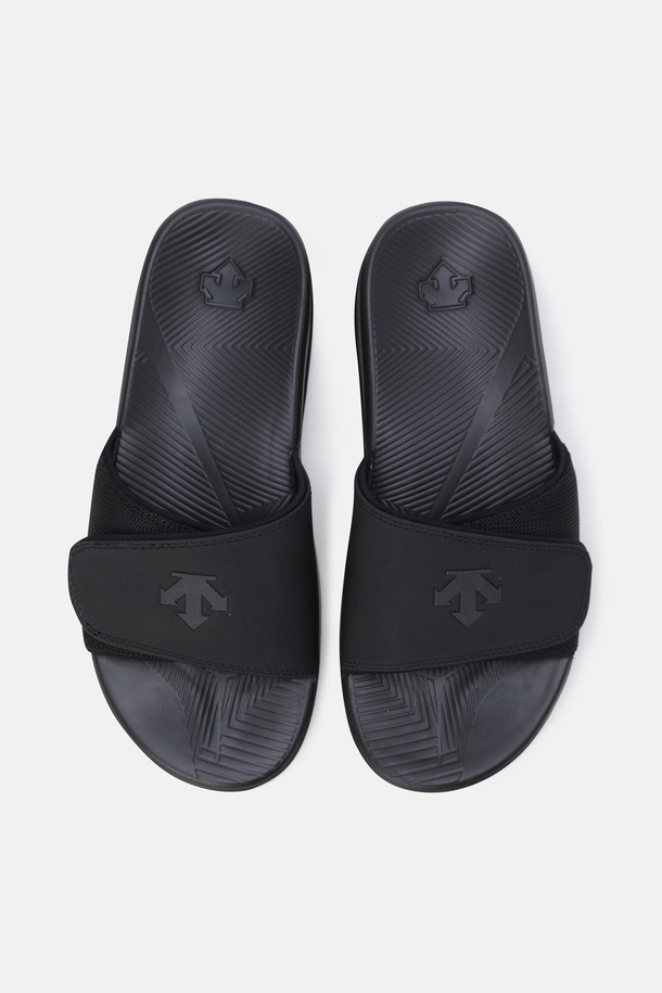 템퍼 슬라이드 블랙(SQ323LSD73)은 남성용 슬라이드입니다. 베이지와 블랙 두 가지 색상으로 출시되었으며, 여름철 스포츠 활동이나 일상생활에서 편안하게 착용할 수 있습니다. 굽 높이는 3cm이며, 플랫 타입으로 제작되었습니다. 벨크로 테이프로 발 모양에 맞게 조절 가능하며, 쿠셔닝 시스템을 개선하여 편안한 착용감을 제공합니다. 합성가죽, 폴리에스터, 폴리우레탄, 파일론 등의 소재를 사용하여 제작되었으며, 기존 슬라이드 대비 발바닥 소재와 두께를 개선했습니다. 휴가룩, 리조트룩, 여행룩 등 다양한 스타일에 미니멀하고 캐주얼하게 연출할 수 있습니다.
