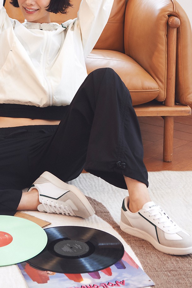 리베르테 쿠쉬 - 화이트(QQ323LCU73)는 테니스 헤리티지 디자인을 담아낸 여성용 운동화입니다. 천연 가죽 소재와 부드러운 착화감, 쿠션감 강화 파일론 미드솔을 통해 편안함을 제공하며, 무지 디자인에 화이트, 브라운, 화이트레드 세 가지 컬러 옵션을 제공합니다. 3cm 플랫 굽과 끈 여밈으로 일상에서도 부담 없이 사계절 내내 착용할 수 있습니다.
