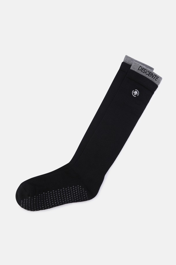 우먼스 잔골지 니삭스 블랙(SQ322USO91)는 스포츠 활동에 적합한 여성용 니삭스입니다. 부드러운 터치감과 발바닥 구조 적용으로 편안한 착용감을 제공하며, 흡습 기능과 논슬립 기능으로 활동성을 높였습니다. 면, 폴리에스터, 나일론, 폴리우레탄 혼방 소재의 블랙 및 그레이 컬러 골지 디자인으로, 사계절 내내 활용할 수 있는 단품 상품입니다.
