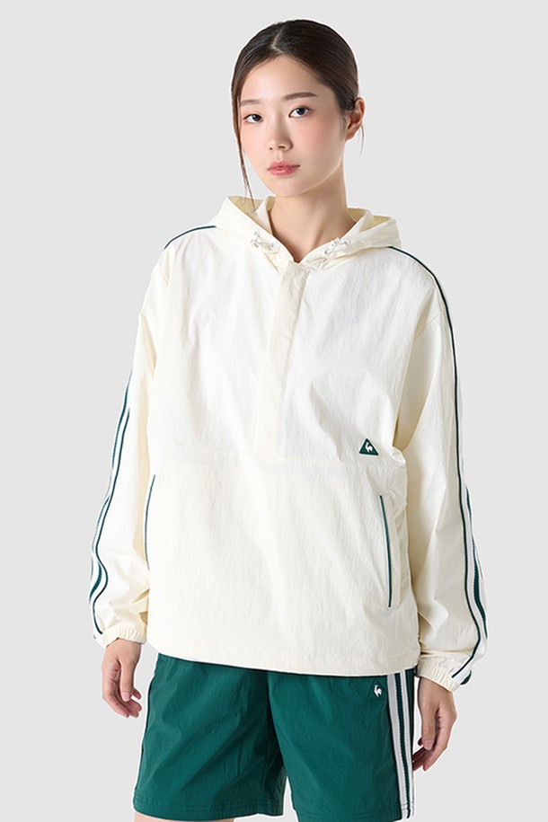 유니 선데이 아노락 홑겹 자켓은 아이보리 컬러의 남녀공용 아노락 자켓으로, 일상 및 스포츠 활동에 적합합니다. 얇고 부드러운 나일론, 폴리우레탄 혼방 소재로 제작되어 봄, 가을 간절기에 착용하기 좋으며, 루즈핏에 집업 방식으로 편안하게 입을 수 있습니다. 후드형 디자인에 선데이 두 줄 포인트와 삼각 로고 디테일을 더하고, 방수 및 방풍 기능으로 실용성을 높였습니다.
