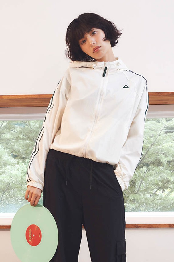 여성 선데이 후드 홑겹 재킷 - 아이보리(QQ322LJK83)는 부드러운 촉감과 얇은 두께감으로 편안하게 착용 가능한 후드 재킷입니다. 봄, 가을 시즌에 활용하기 좋으며, 일상 및 스포츠 활동 시에도 적합합니다. 생활 방수 기능과 신축성을 갖춘 나일론, 폴리우레탄 혼방 소재로 제작되었습니다. 루즈핏의 집업 스타일로, 밑단 스트링과 와샤감 타슬란 소재, 선데이 두 줄 포인트, 삼각 로고 포인트가 특징입니다. 동네 마실룩, 산책룩, 여행룩 등 다양한 TPO에 맞춰 캐주얼, 스포티, 미니멀한 스타일을 연출할 수 있습니다.
