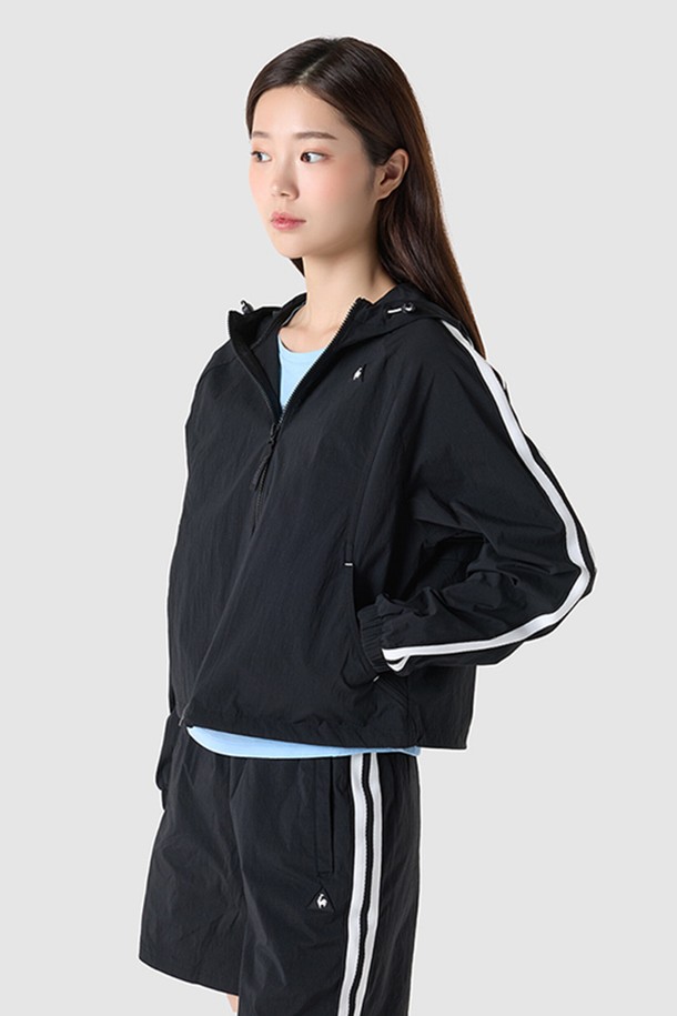 **여성 선데이 후드 홑겹 재킷 - 블랙(QQ322LJK83)**

가볍고 편안한 착용감의 여성 선데이 후드 홑겹 재킷입니다. 봄, 가을 시즌에 적합하며, 일상, 동네 마실룩, 산책룩, 여행룩 등 다양한 TPO에 활용하기 좋습니다. 블랙, 아이보리, 핑크 세 가지 색상으로 출시되었으며, 루즈핏 디자인으로 편안함을 더했습니다. 생활 방수 기능과 신축성 있는 소재로 활동성을 높였으며, 밑단 스트링, 선데이 테이프 디테일, 삼각 로고 포인트로 디자인 포인트를 더했습니다. 캐주얼, 스포티, 미니멀 스타일을 즐겨 입는 여성분들께 추천합니다.
