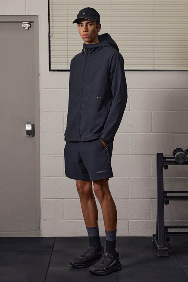 유니 라이트벤쳐 경량 나일론스판 4부 숏팬츠 - 블랙(QQ323EHP81)는 남녀 공용으로, 가볍고 신축성 있는 소재로 제작되어 스포츠 활동 및 일상생활에서 편안하게 착용할 수 있습니다. 4부 기장의 레귤러핏 디자인에 블랙, 라이트블루, 그레이 3가지 색상으로 출시되었으며, 미니멀하고 스포티한 스타일을 연출합니다. 여름철 여행, 휴가, 피트니스 룩에 활용하기 좋습니다.
