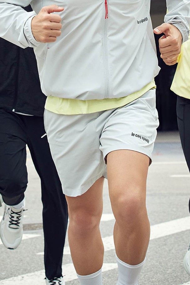 유니 라이트벤쳐 경량 나일론스판 4부 숏팬츠는 남녀 공용으로, 일상 및 러닝 활동에 적합한 4부 기장의 스포티 & 베이직 스타일 숏팬츠입니다. 경량의 나일론과 폴리우레탄 소재, 스트레치 우븐 소재로 제작되어 부드러운 촉감과 신축성, 생활방수 기능을 제공하며, 레귤러핏으로 편안하게 착용 가능합니다. 그레이, 블랙, 라이트블루 세 가지 색상으로 출시되어 다양한 러닝룩 및 캐주얼 스타일을 연출할 수 있습니다.
