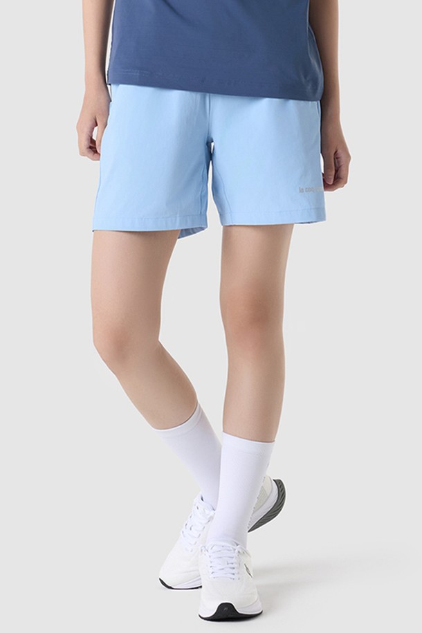 유니 라이트벤쳐 경량 나일론스판 4부 숏팬츠는 남녀 모두 착용 가능한 유니섹스 제품으로, 봄, 여름 시즌에 적합한 얇고 가벼운 숏팬츠입니다. 나일론과 폴리우레탄 혼방 소재로 제작되어 신축성이 뛰어나고 생활 방수 기능까지 갖춰 활동적인 스포츠 활동은 물론 일상에서도 편안하게 착용할 수 있습니다. 베이직하고 스포티한 스타일의 레귤러핏 4부 숏팬츠로, 블랙, 블루, 그레이 세 가지 컬러로 제공됩니다.
