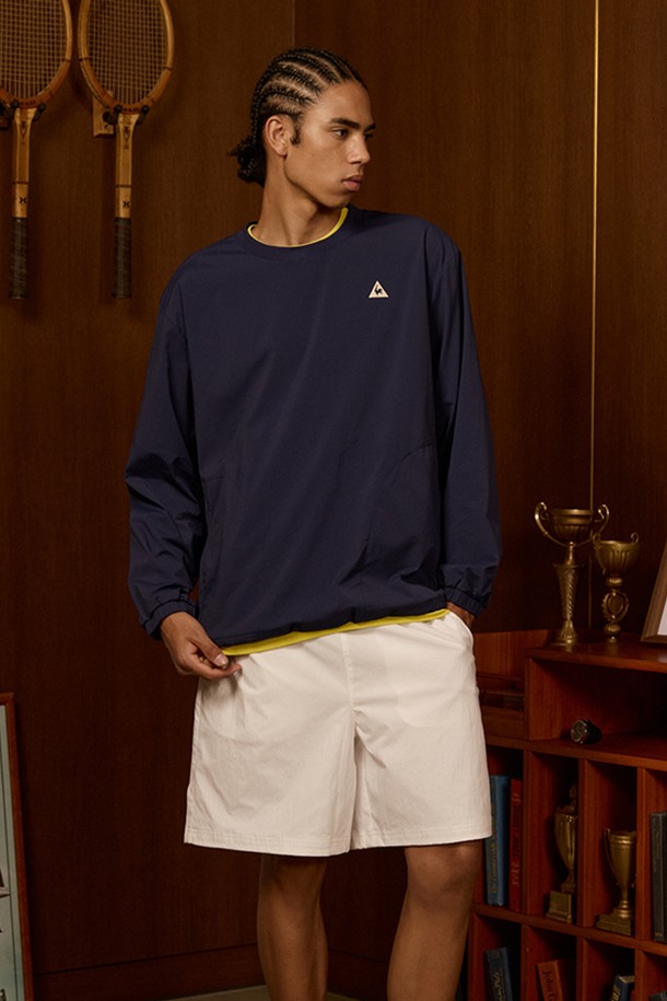 유니 루즈핏 등판그래픽 피스테 - 네이비(QQ323LWT81)는 여행과 일상에서 활용하기 좋은 남녀공용 티셔츠입니다. 얇은 두께감과 부드러운 촉감의 나일론, 폴리에스터, 폴리우레탄 혼방 소재로 제작되었으며, 방수 및 신축성 기능을 갖춰 편안한 착용감을 선사합니다. 등판 관광지 그래픽과 라운드넥 디자인, 긴 소매와 루즈핏으로 캐주얼, 스포티한 스타일을 연출하며, 사이드 포켓이 있어 실용성을 더했습니다.
