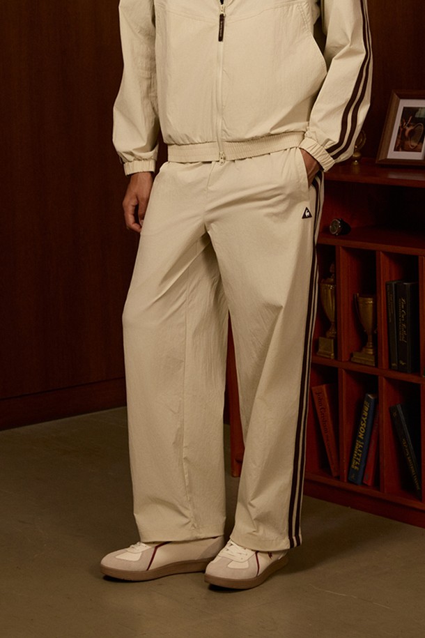 유니 선데이 2WAY 루즈핏 스트레이트 팬츠 - 베이지(QQ323LPT84)는 캐주얼, 스포티, 미니멀 스타일을 모두 아우르는 남녀 공용 바지입니다. 봄, 여름, 가을 시즌에 적합하며, 얇은 두께감과 와샤 촉감으로 편안한 착용감을 선사합니다. 2WAY 디자인으로 다양한 연출이 가능하며, 밑단 스트링 조절을 통해 핏을 조절할 수 있습니다. 생활방수 기능과 신축성을 갖춘 나일론, 폴리우레탄 혼방 소재로 제작되었으며, 선데이 두 줄 포인트와 로고 디테일이 돋보입니다. 일상, 여행, 산책 등 다양한 TPO에 활용하기 좋은 루즈핏 스트레이트 팬츠입니다.
