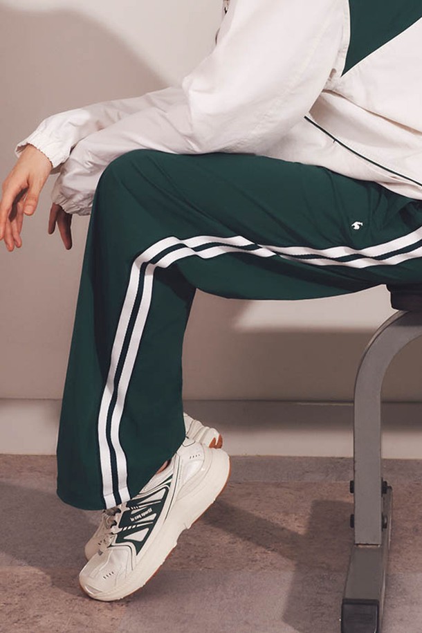 유니 선데이 2WAY 루즈핏 스트레이트 팬츠 - 그린(QQ323LPT84)는 남녀 모두 착용 가능한 사계절용 스트레이트 팬츠입니다. 스포티하고 캐주얼한 스타일의 이 바지는 2WAY 디자인으로 다양한 연출이 가능하며, 생활 방수 기능과 신축성을 갖춰 활동성을 높였습니다. 밑단 스트링으로 핏 조절이 용이하며, 와샤감의 나일론, 폴리우레탄 혼방 소재로 제작되어 편안한 착용감을 제공합니다. 선데이 두 줄 포인트와 로고 디테일, 헤리티지 디자인이 돋보이는 이 바지는 동네 마실룩과 산책룩에 적합하며, 캐주얼, 스포티, 미니멀 스타일을 즐겨 입는 분들에게 추천합니다.
