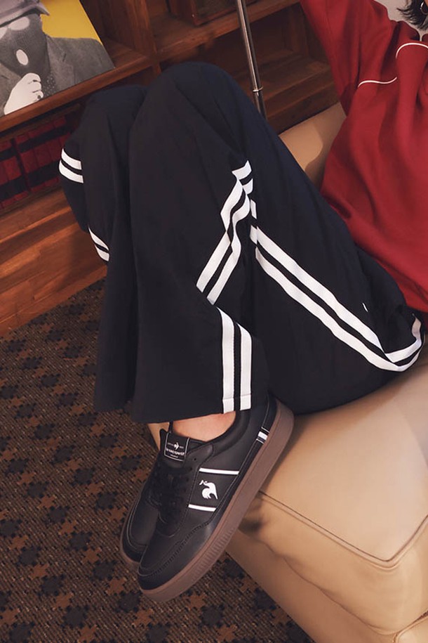 유니 선데이 2WAY 루즈핏 스트레이트 팬츠 - 블랙(QQ323LPT84)는 남녀 공용으로 착용 가능한 사계절용 바지입니다. 캐주얼, 스포티, 미니멀 스타일을 연출할 수 있으며, 생활 방수 기능과 신축성을 갖춰 활동성을 높였습니다. 와샤 가공된 나일론, 폴리우레탄 혼방 소재로 제작되었으며, 루즈핏 스트레이트 디자인에 밑단 스트링 디테일이 더해져 2WAY 스타일 연출이 가능합니다. 선데이 두 줄 포인트와 삼각 로고 패턴이 특징이며, 일상생활과 여행 시 편안하게 착용할 수 있습니다. 블랙, 베이지, 그린, 그레이 4가지 색상으로 출시되었습니다.
