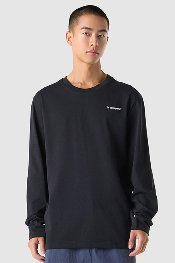 유니 에센셜 레귤러 긴팔 티셔츠 - 블랙(QQ323LRL81)는 남녀 모두 착용 가능한 베이직 스타일의 긴팔 티셔츠입니다. 면과 폴리에스터 혼방 소재로 제작되어 부드러운 촉감과 속건 기능을 제공하며, 사계절 내내 활용 가능합니다. 레귤러 핏에 라운드넥 디자인, 얇은 두께감으로 편안한 착용감을 선사하며, 플로피 로고 포인트와 형태 안정성이 특징입니다.
