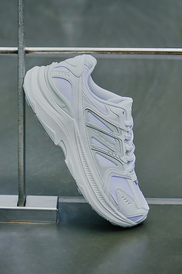 **노틸러스 - 화이트(QQ323LCR71)**는 여성용 운동화로, 화이트, 블루, 그린 3가지 색상으로 출시되었습니다. 라운드 앞코 디자인에 합성가죽, 폴리에스터, 합성고무를 사용하여 제작되었으며, 굽 높이는 3cm, 굽 타입은 플랫입니다. 야간 반사 기능과 파일론 미드솔을 통한 쿠셔닝, 아웃솔 그립 패턴, 힐 카운터, 그리고 277g의 경량성을 갖춰 일상 및 러닝에 적합하며, 봄, 여름, 가을 계절에 착용하기 좋습니다.
