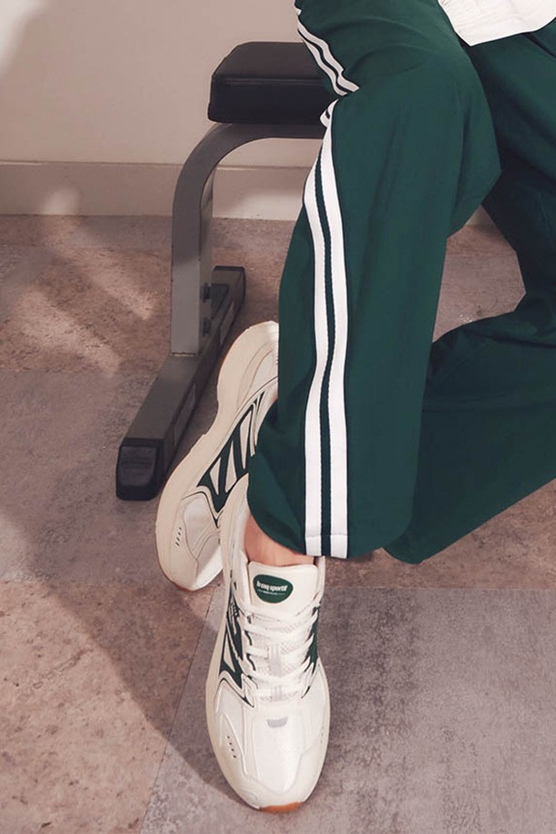 **노틸러스 - 그린(QQ323LCR71)**은 일상과 워킹에 적합한 여성용 운동화입니다. 그린, 블루, 화이트 세 가지 색상으로 출시되었으며, 라운드 앞코와 3cm 플랫 굽으로 편안한 착용감을 제공합니다. 합성가죽, 폴리에스터, 합성고무를 사용하여 내구성을 높였으며, 안감은 폴리에스터 소재입니다. 경량, 통기, 재귀반사 기능을 갖춰 활동성을 높였으며, 캐주얼, 미니멀, 스포티한 스타일을 연출할 수 있습니다. 산책룩, 여행룩에 매치하여 스타일리시하게 연출해보세요. 끈으로 조절하여 발에 맞게 착용할 수 있으며, 리플렉티브 디테일과 그립감 있는 아웃솔, 힐 카운터 사출로 디자인과 기능성을 모두 잡았습니다.
