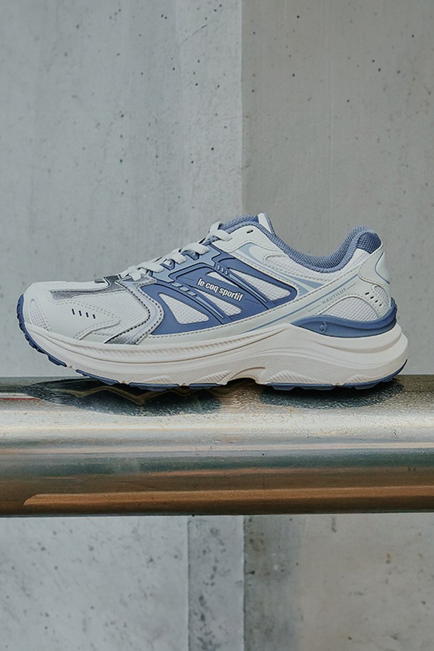 **노틸러스 - 블루(QQ323LCR71)**는 도심 속 아웃도어 활동과 일상에서 편안하게 착용할 수 있는 여성 운동화입니다. 블루와 화이트 컬러 조합의 무지 패턴 디자인으로, 라운드 앞코와 3cm 로우힐 굽이 특징입니다. 합성가죽, 폴리에스터, 합성고무, 파일론, TPU 등 다양한 소재를 사용하여 제작되었으며, 폴리에스터 안감으로 부드러운 착용감을 제공합니다. 라이프스타일 스니커즈 디자인과 리플렉티브 디테일이 적용되어 야간에도 안전하게 활동할 수 있으며, 파일론 미드솔, LCS 아웃솔 그립, 힐카운터 사출장식으로 안정성을 높였습니다. 캐주얼, 미니멀, 스포티 스타일에 잘 어울리며, 동네 마실룩과 산책룩에 적합합니다.
