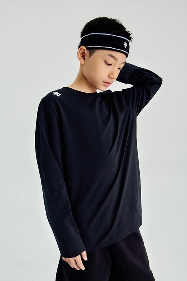 영애슬릿 터프 긴팔 티셔츠 블랙(SQ32JUTL81)은 유아동을 위한 스포츠 및 일상용 긴팔 티셔츠입니다. 프라임 플렉스 고신축 원사를 사용하여 흡습, 속건, UV차단, 신축성, 경량 기능과 형태 안정성, 통기성을 갖춰 활동성을 높였습니다. 레귤러핏 라운드넥 디자인으로 블랙, 카키, 화이트 세 가지 색상으로 만나볼 수 있으며, 스포티, 미니멀, 캐주얼 스타일을 연출하기 좋습니다.
