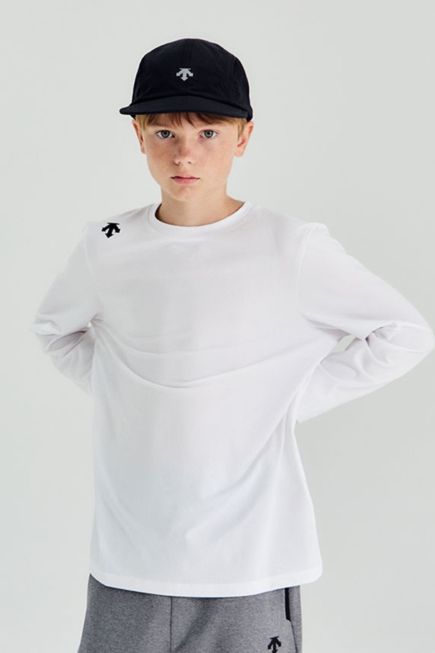 영애슬릿 터프 긴팔 티셔츠 화이트(SQ32JUTL81)는 유아동을 위한 스포츠 및 일상용 긴팔 티셔츠입니다. 부드러운 촉감의 폴리에스테르 소재로 제작되어 흡습, 속건, UV 차단, 신축성, 경량 기능을 제공하며, 레귤러핏에 라운드넥 디자인으로 활동성을 높였습니다. 스포티하면서도 베이직한 스타일의 로고 패턴이 돋보이며, 사계절 모두 활용 가능하도록 얇은 두께로 제작되었습니다.
