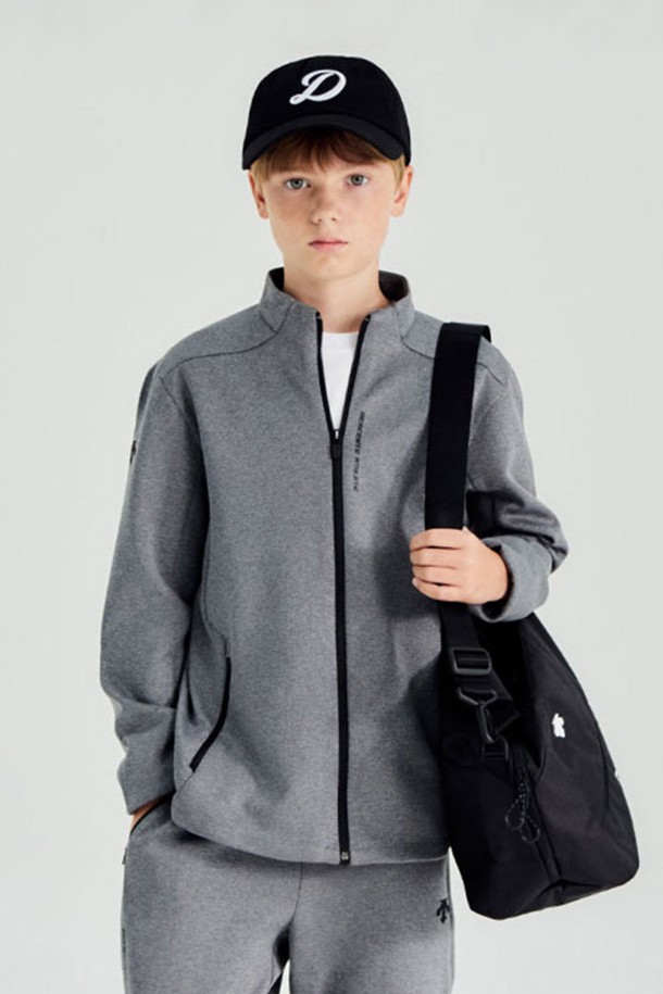 유아동을 위한 영애슬릿 트레이닝 플리스 자켓 멜란지 그레이(SQ32JTFT71)는 부드러운 플리스 소재로 제작되어 따뜻하고 편안한 착용감을 선사합니다. 스탠드넥 디자인과 릴랙스핏으로 활동성을 높였으며, 집업 스타일과 핸드 포켓이 있어 실용적입니다. 봄, 가을철 스포츠 활동은 물론, 일상에서도 캐주얼하고 스포티하게 연출할 수 있는 아이템입니다.
