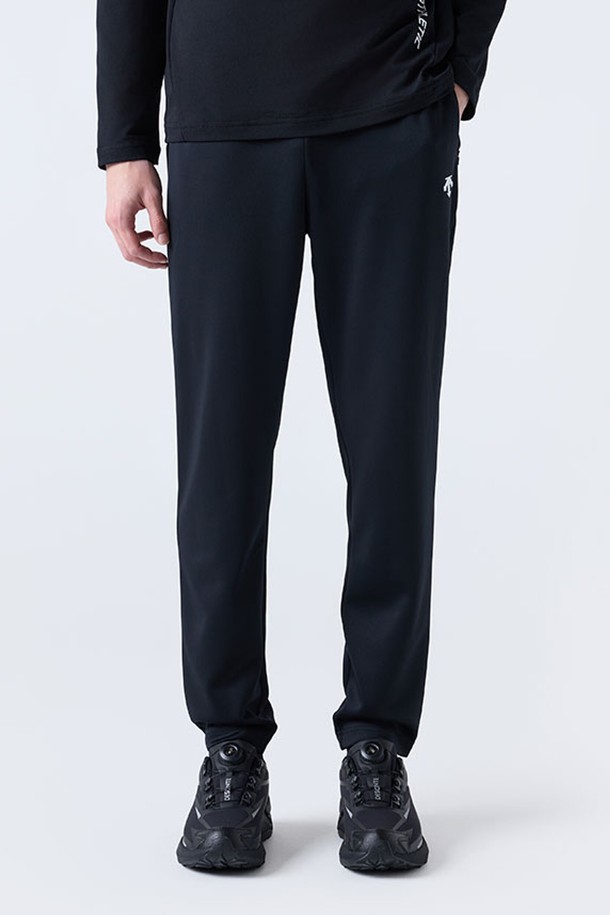 트레이닝 스탠다드 팬츠 블랙(SQ323TFP72)는 남녀 공용으로 제작된 사계절용 트레이닝 팬츠입니다. 부드러운 촉감의 폴리에스터와 폴리우레탄 혼방 소재로 제작되어, 운동 및 일상생활에서 편안하게 착용할 수 있습니다. 허리 스트링과 밴딩 처리로 활동성을 높였으며, 양 사이드 지퍼 포켓으로 실용성을 더했습니다. 액티브핏과 슬림핏 두 가지 핏으로 출시되어, 개인의 취향에 맞게 선택 가능하며, 스포티, 캐주얼, 미니멀 스타일을 연출하기 좋습니다. 집콕룩, 피트니스룩, 산책룩 등 다양한 TPO에 활용할 수 있는 긴바지입니다.
