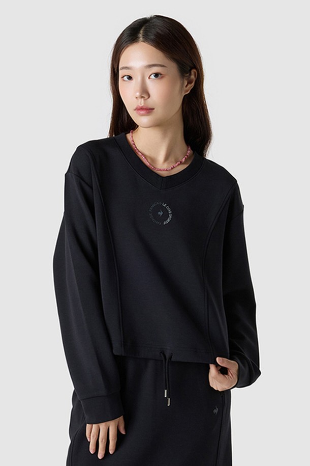 부드러운 모달 소재와 신축성으로 편안한 착용감을 선사하는 여성 V넥 맨투맨입니다. 캐주얼한 루즈핏에 더블린선 패턴과 밑단 스트링으로 핏 조절이 가능하며, 셋업으로도 활용할 수 있습니다. 블랙, 카키, 핑크 세 가지 색상으로 출시되어 봄, 가을 일상에서 집콕룩, 동네 마실룩 등 다양한 스타일을 연출하기 좋습니다.
