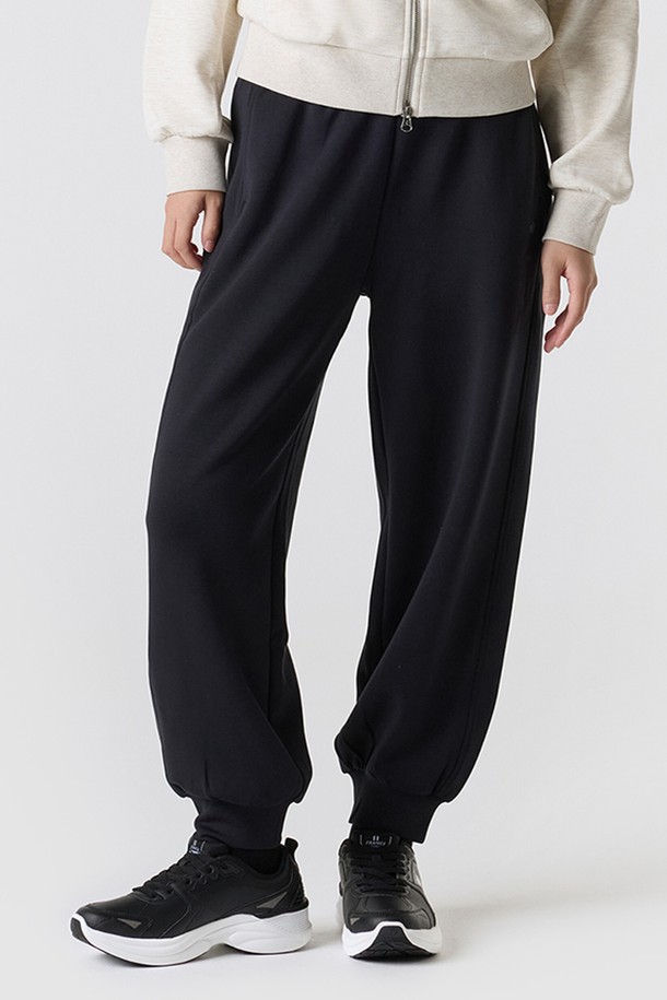 부드러운 모달 소재와 더블텐션으로 편안함을 극대화한 여성 루즈핏 조거 팬츠입니다. 캐주얼, 스포티한 스타일을 연출하며, 카고 포켓 디테일로 실용성을 더했습니다. 사계절 내내 활용 가능한 블랙, 카키 컬러의 무지 디자인으로, 셋업으로도 활용 가능하여 동네 마실룩, 여행룩, 집콕룩 등 다양한 TPO에 적합합니다.
