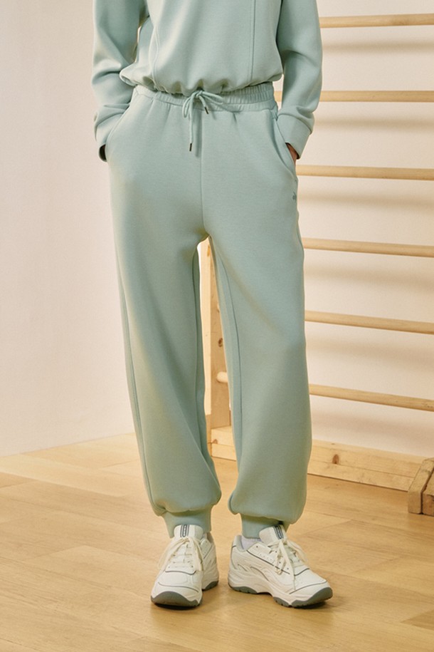 부드러운 모달 혼방 소재의 여성 루즈핏 조거 팬츠입니다. 카키 컬러와 블랙 컬러로 출시되었으며, 캐주얼, 스포티, 미니멀 스타일을 연출하기 좋습니다. 신축성 우수한 더블텐션 소재로 제작되어 편안한 착용감을 선사하며, 밴딩 허리와 카고 포켓 디테일로 실용성을 더했습니다.
