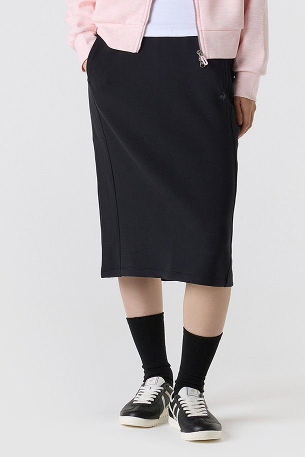 부드러운 모달 혼방 소재로 제작된 여성 레귤러핏 미디 스커트입니다. 블랙 컬러의 무지 디자인으로, 더블텐션 소재 특유의 뛰어난 드레이프성과 우수한 탄성 회복률을 통해 편안하면서도 세련된 실루엣을 연출합니다. 늘어짐과 변형을 최소화하여 오랫동안 처음 모습 그대로 착용 가능하며, 데이트룩, 오피스룩 등 다양한 TPO에 클래식, 미니멀, 시크한 스타일로 활용하기 좋습니다.
