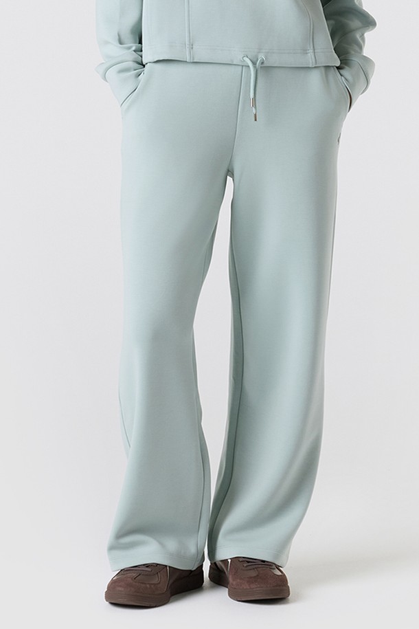 **여성 레귤러핏 모달 더블텐션 팬츠 - 카키(QQ322OFP81)**는 부드러운 모달 혼방 소재로 제작되어 편안한 착용감을 선사하며, 사계절 내내 활용 가능한 긴 기장의 레귤러핏 팬츠입니다. 시그니처 더블텐션 디자인과 우수한 신축성, 높은 탄성 회복력으로 활동성을 높였으며, 늘어짐과 변형을 최소화하여 오랫동안 처음과 같은 핏을 유지합니다. 미니멀, 캐주얼, 클래식 스타일을 즐기는 분들께 데일리웨어 또는 가벼운 운동 시 동네 마실룩, 산책룩으로 추천합니다.
