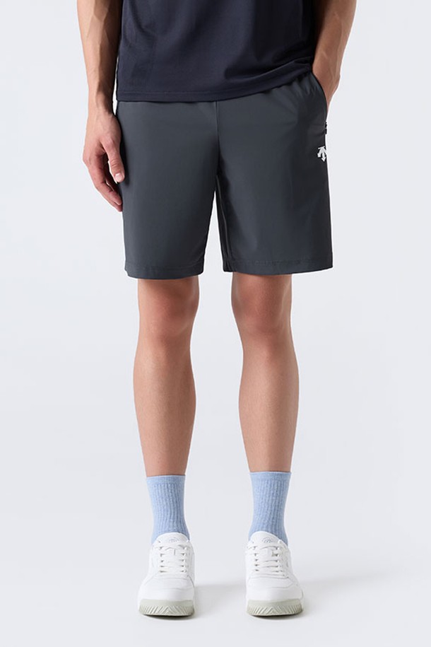 트레이닝 쿨링 트리코트 쇼츠는 남녀 모두를 위한 여름철 필수템으로, 얇고 부드러운 워터터치 나일론 원단을 사용하여 시원하고 쾌적한 착용감을 제공합니다. 뛰어난 냉감, 흡습, 속건 기능을 갖춰 운동 시에도 쾌적함을 유지하며, 레귤러핏 디자인에 남성용 9인치, 여성용 5인치 기장으로 활동성을 높였습니다. 차콜 그레이와 블랙 두 가지 색상으로 출시되었으며, 양쪽 지퍼 포켓과 내부 스트링으로 실용성을 더해 피트니스룩, 러닝룩, 일상복으로 폭넓게 활용 가능합니다.
