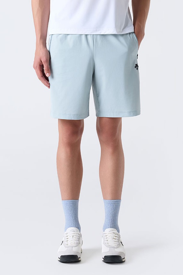 트레이닝 쿨링 트리코트 쇼츠 (남성 9인치/여성 5인치)는 시원한 착용감을 제공하는 여름용 스포츠/운동 반바지입니다. 남성용은 9인치, 여성용은 5인치 기장으로 제작되어, 활동적인 움직임에 최적화된 레귤러핏을 선사합니다. 흡습 및 냉감 기능을 갖춘 나일론, 폴리우레탄 혼방 트리코트 소재를 사용하여 쾌적함을 유지하며, 양쪽 지퍼 포켓과 내부 스트링으로 실용성을 더했습니다. 미니멀하고 스포티한 디자인으로, 피트니스, 러닝, 요가 등 다양한 운동 시 활용하기 좋습니다. 그레이, 블랙, 차콜 세 가지 색상으로 만나보실 수 있습니다.
