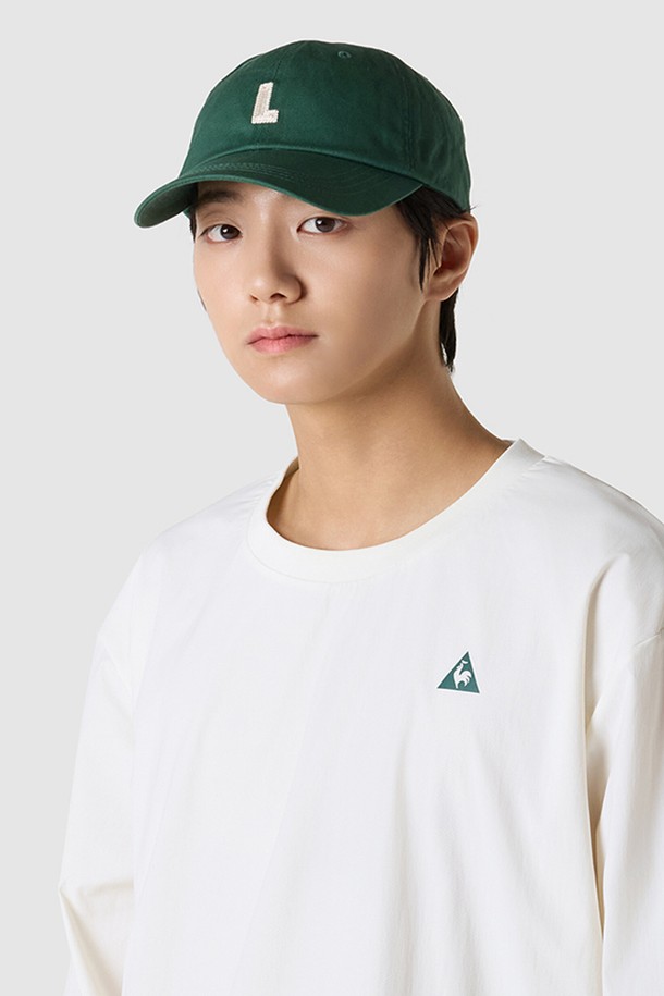 시그니처 로고 볼캡 - 그린(QQ323ACP74)은 면과 폴리에스터 혼방 소재로 제작되어 부드러운 촉감을 제공하며, 봄, 여름, 가을 계절에 착용하기 좋습니다. 베이지와 다크 그린 두 가지 색상으로 출시되었으며, 7.5cm 챙 넓이와 로고 자수, 메탈 버클 디테일이 특징입니다. 메탈 버클로 사이즈 조절이 가능하며, 캐주얼, 미니멀, 클래식 스타일의 동네 마실룩, 산책룩, 여행룩에 활용하기 좋습니다.
